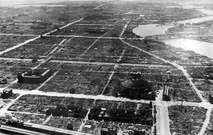 01(ウィキペディアAfter_Bombing_of_Tokyo_on_March_1945_19450310)縮小380×600・彩度-100